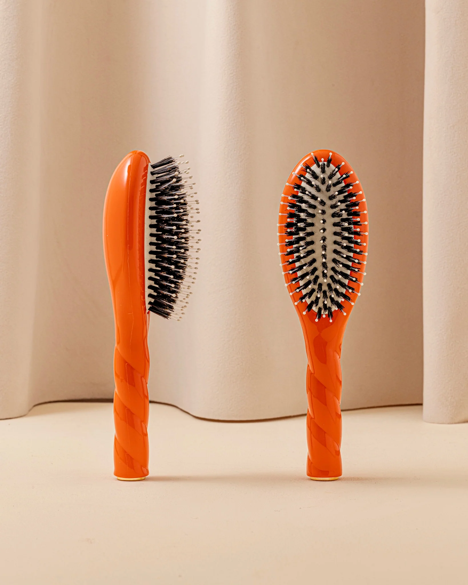 Édition Limitée N.03 La Petite Brosse Cuir Chevelu Sensible l'Indispensable Douceur Orange Seventies