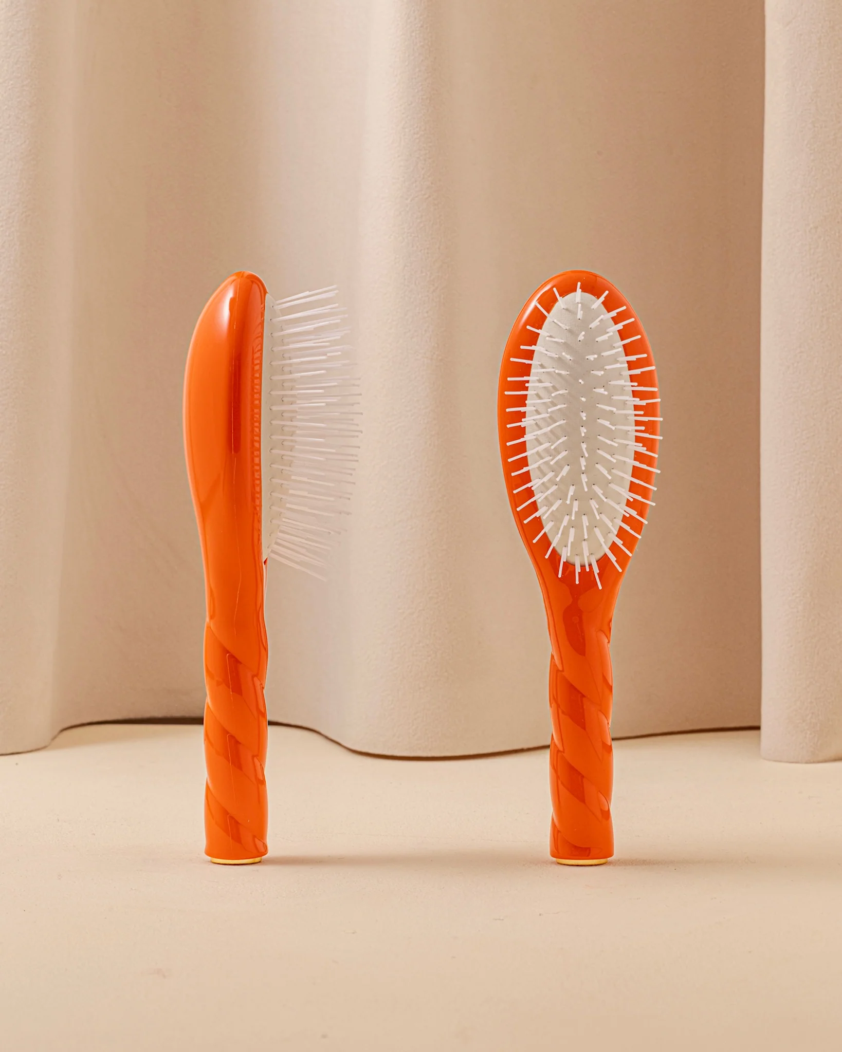 Édition Limitée N.07 La Petite Brosse Démêlante & Stimulante l'Intense Orange Seventies