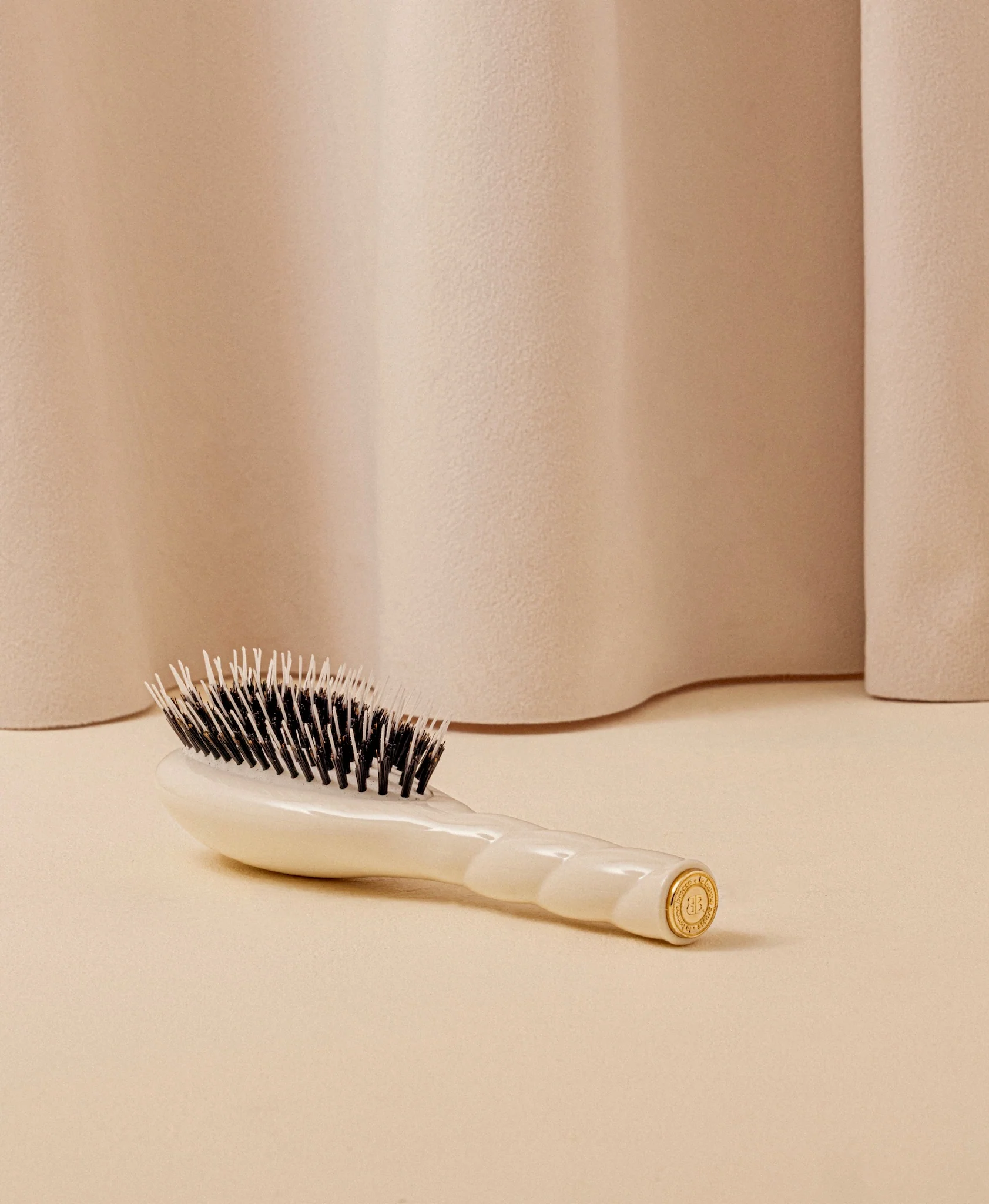 N.02 La Petite Brosse Démêlante & Soin l'Indispensable Blanc Crème - Image 5