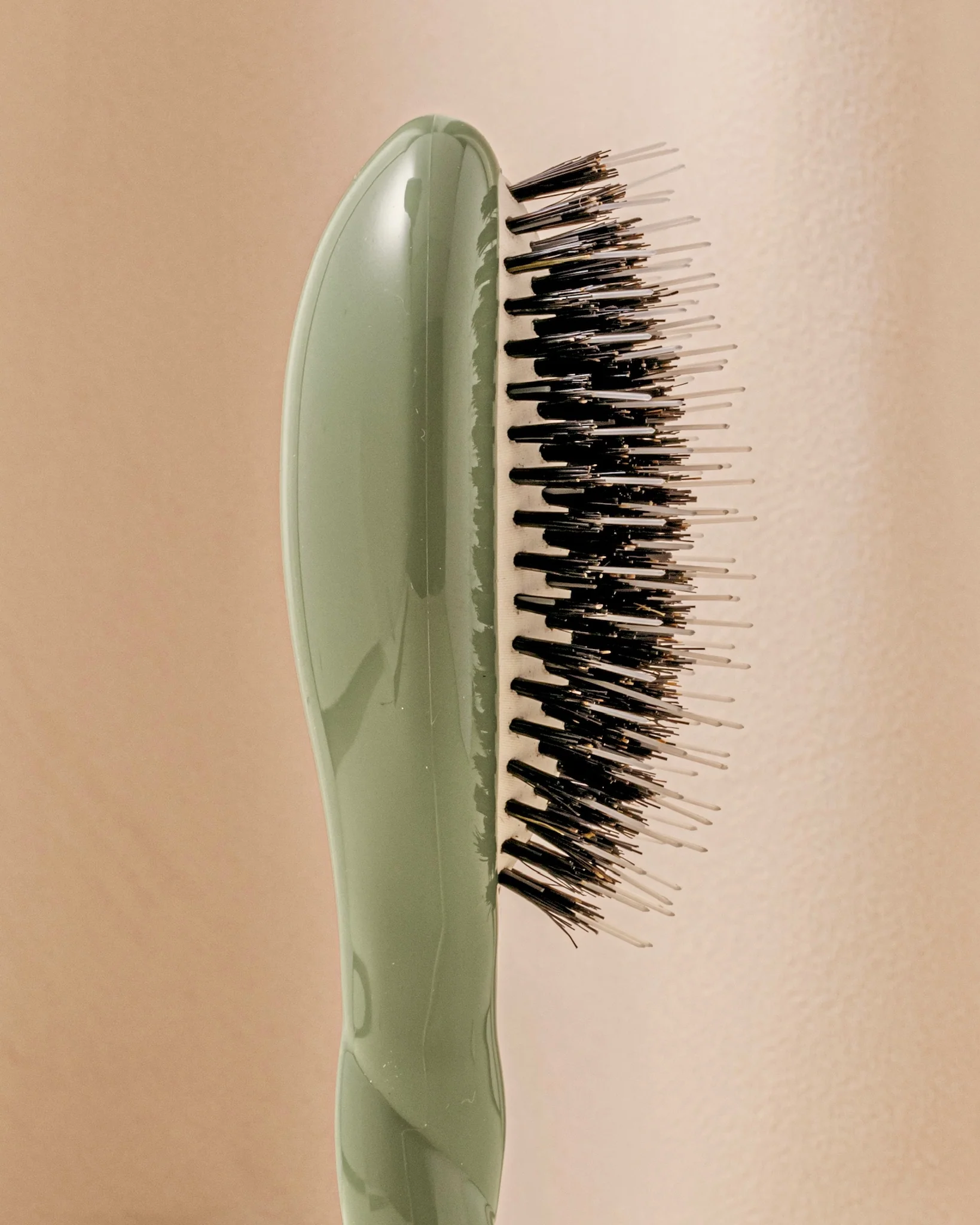 N.02 La Petite Brosse Démêlante & Soin l'Indispensable Vert Amande - Image 3