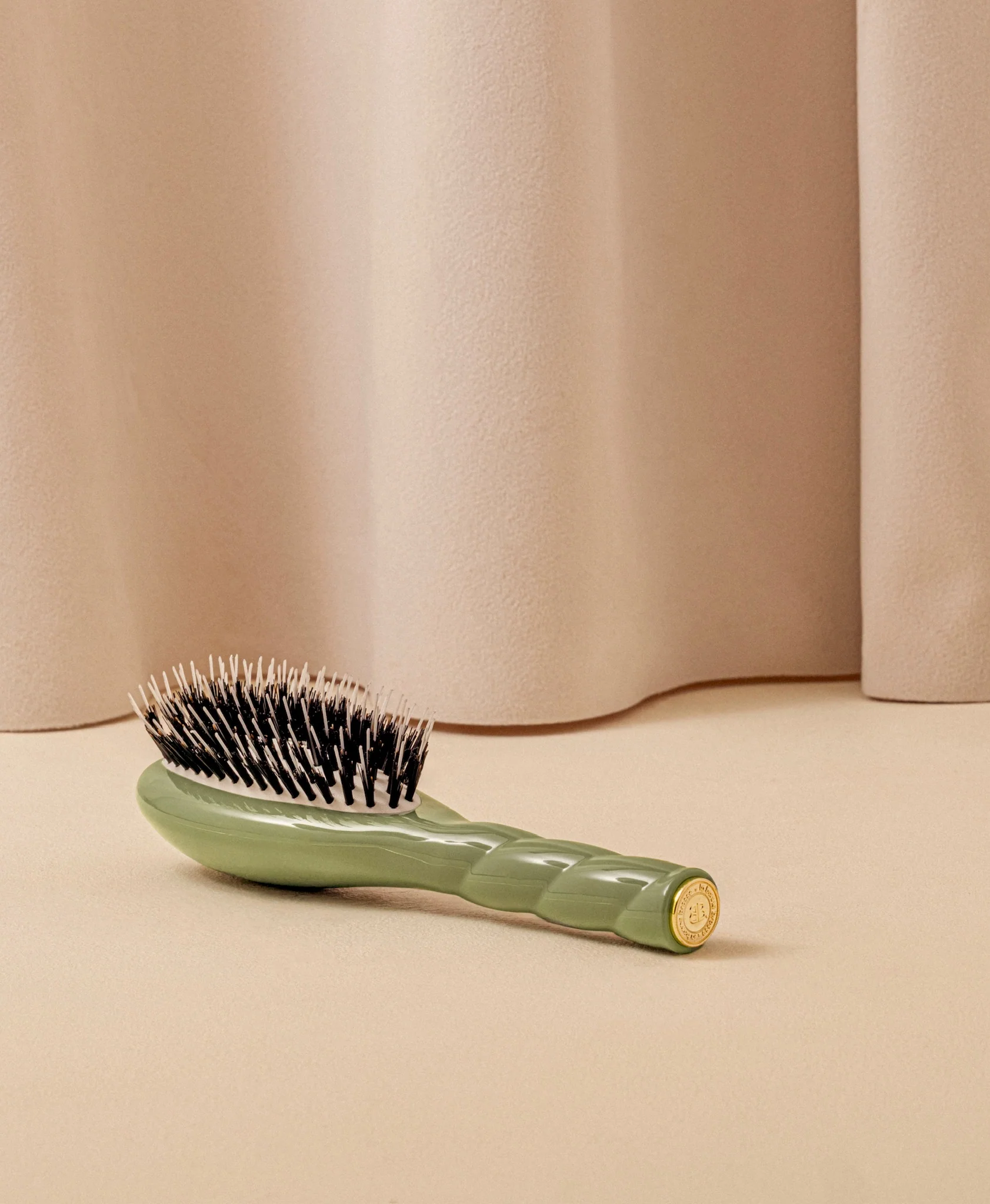 N.02 La Petite Brosse Démêlante & Soin l'Indispensable Vert Amande - Image 5
