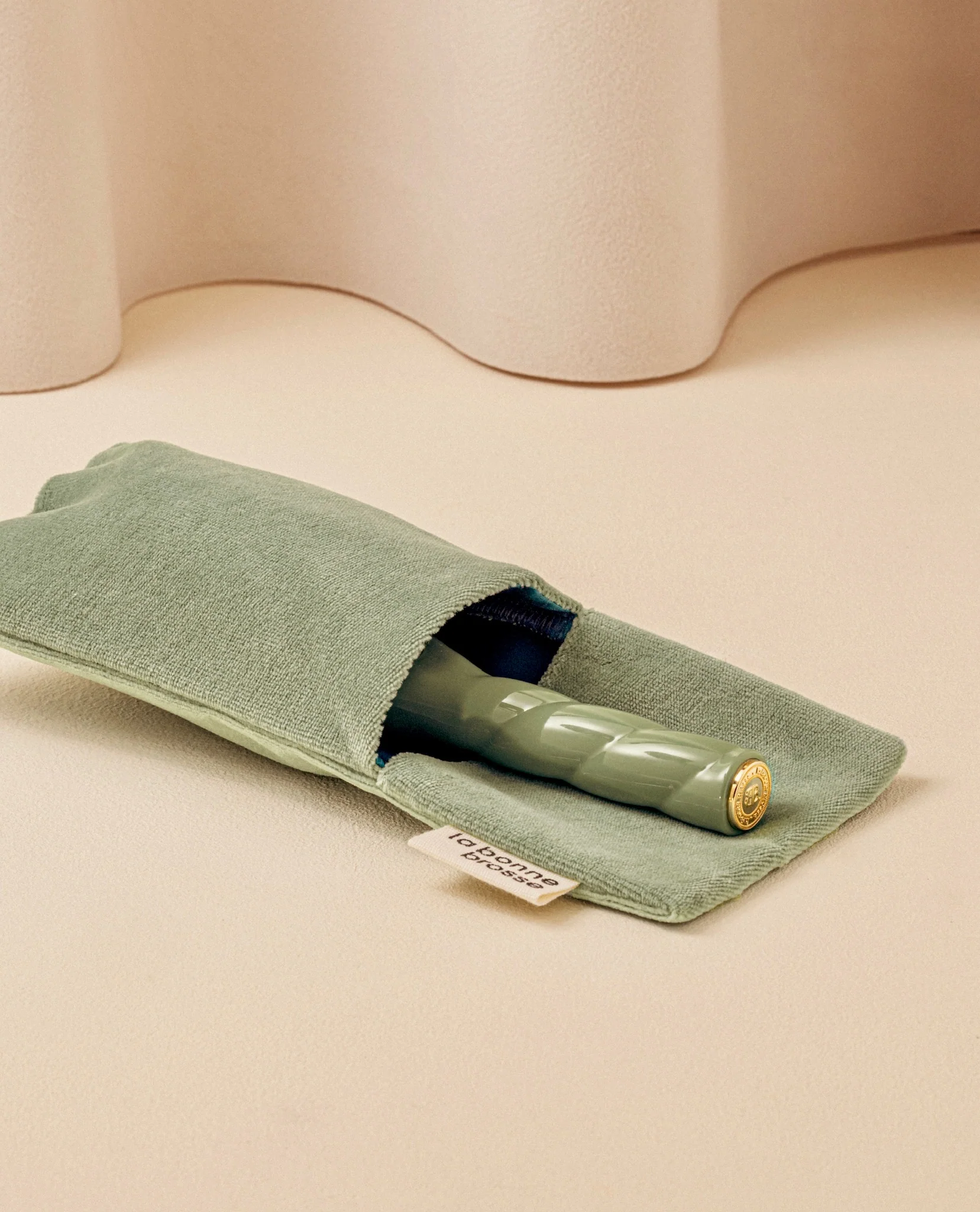 N.02 La Petite Brosse Démêlante & Soin l'Indispensable Vert Amande - Image 6