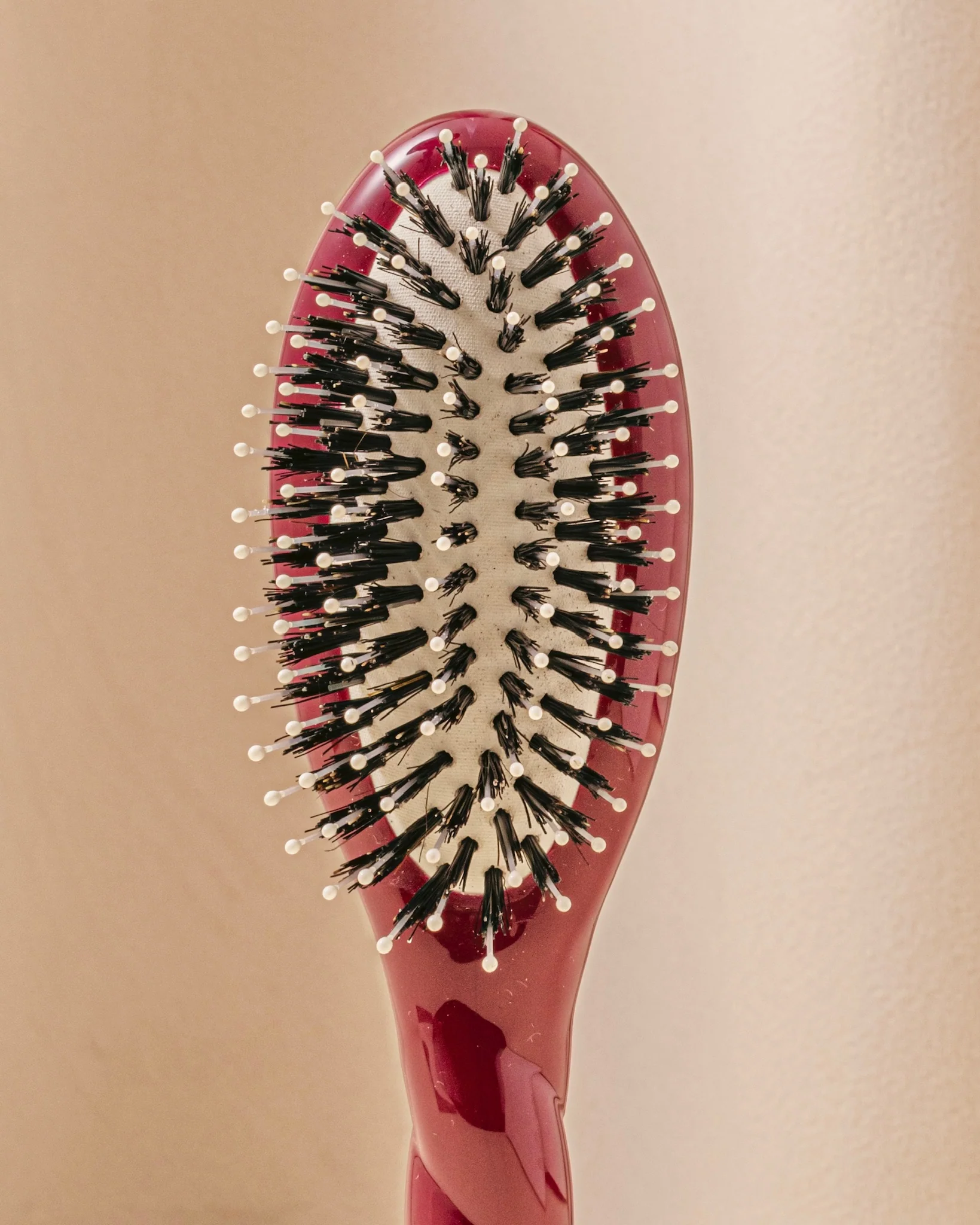 N.03 La Petite Brosse Cuir Chevelu Sensible l'Indispensable Douceur Rouge Cerise - Image 4