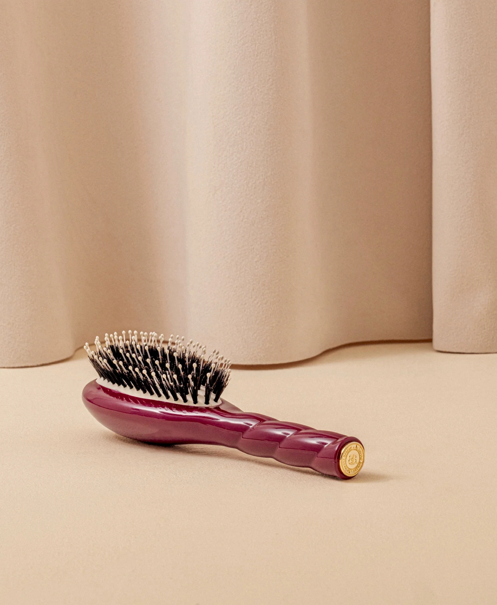 N.03 La Petite Brosse Cuir Chevelu Sensible l'Indispensable Douceur Rouge Cerise - Image 5