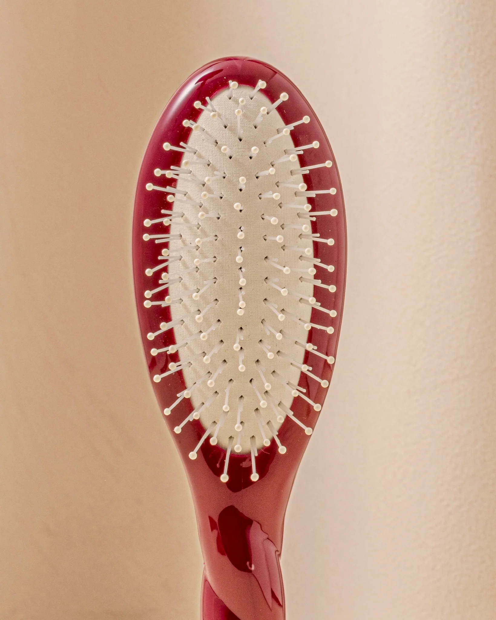 N.04 La Petite Brosse Démêlante & Massante La Miracle Rouge Cerise - Image 4