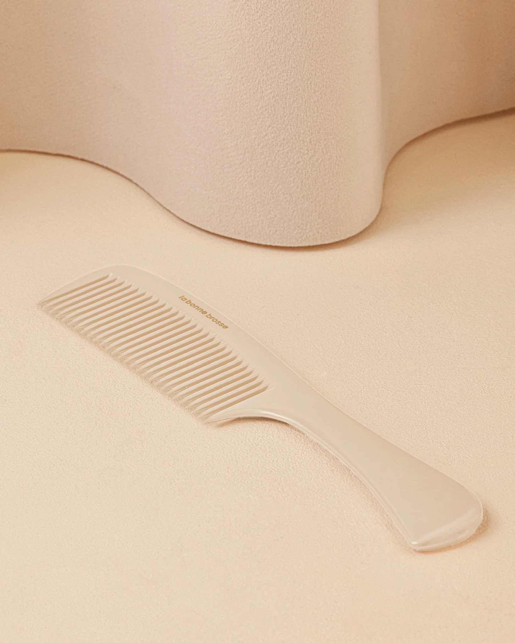 Le Peigne à Manche Démêlant en Acétate Blanc Crème