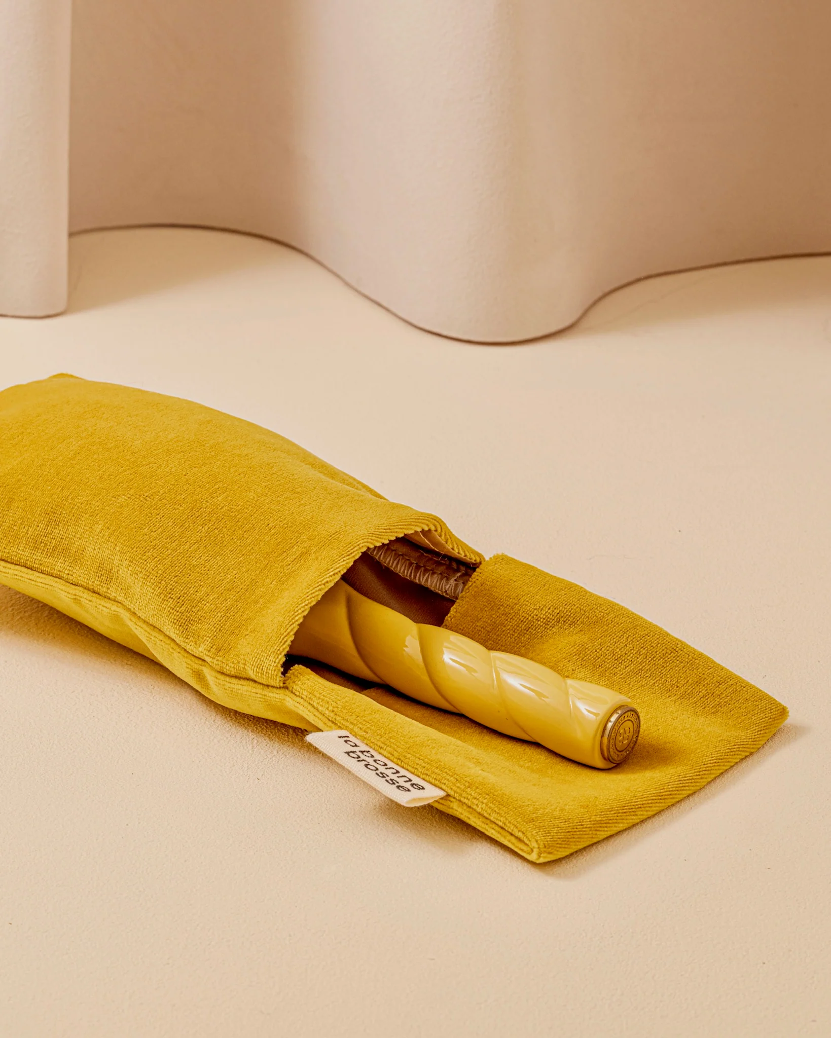 N.02 La Brosse Démêlante & Soin l'Indispensable Jaune Safran - Image 5