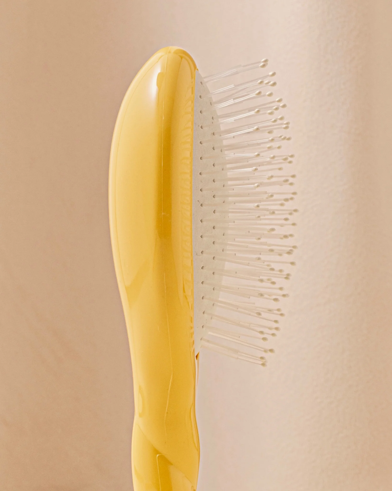 N.04 La Petite Brosse Démêlante & Massante La Miracle Jaune Safran - Image 3