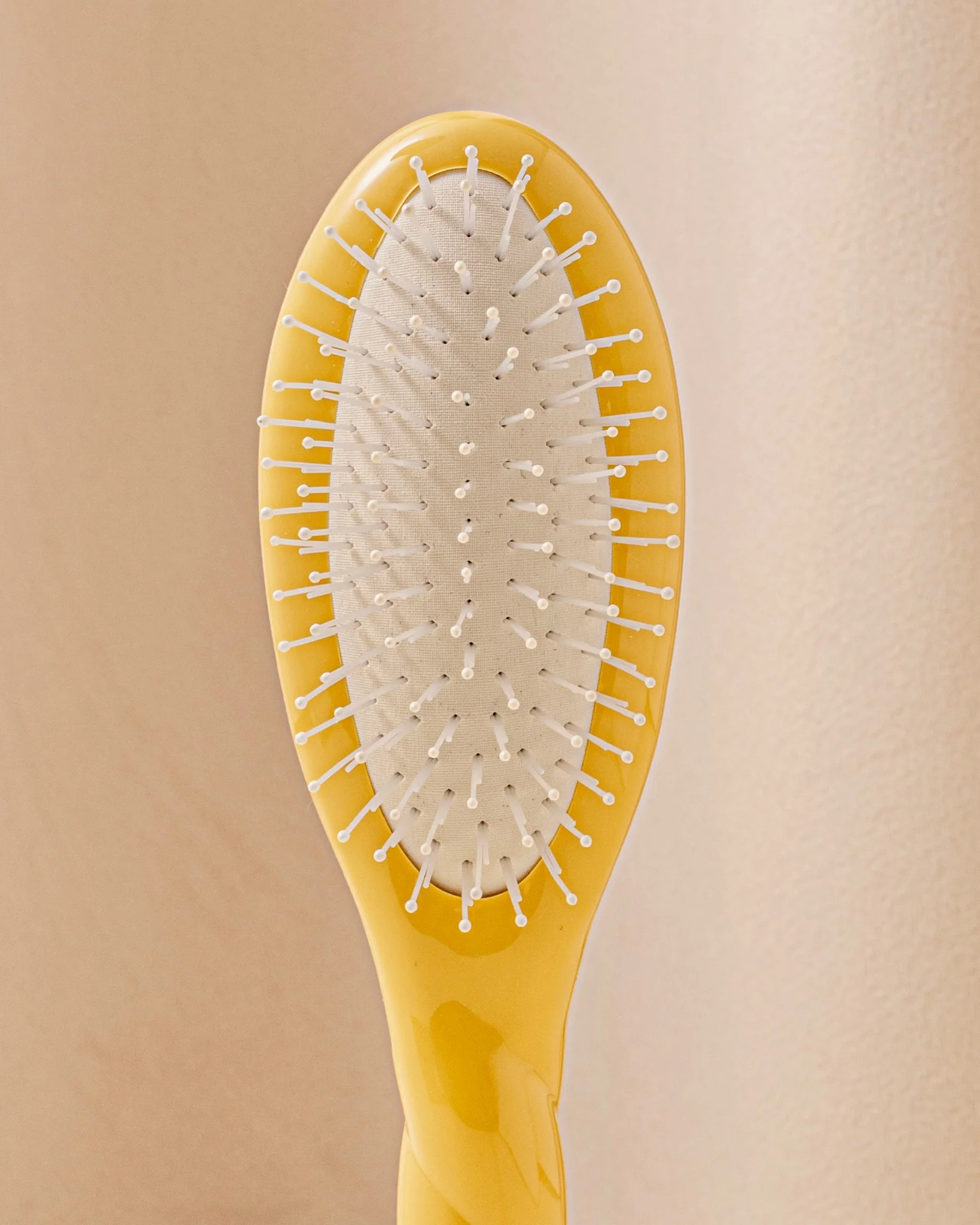 N.04 La Petite Brosse Démêlante & Massante La Miracle Jaune Safran - Image 4