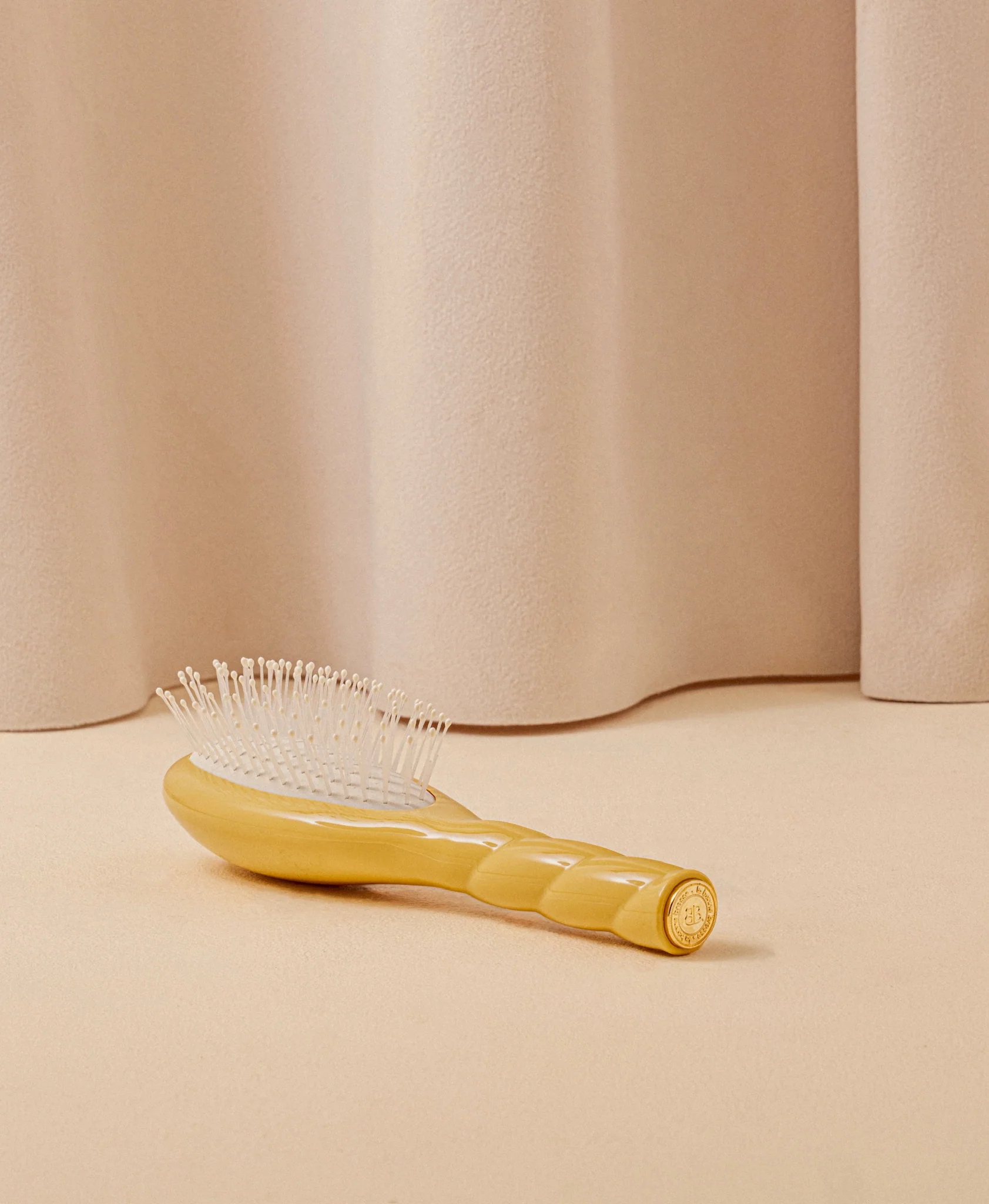 N.04 La Petite Brosse Démêlante & Massante La Miracle Jaune Safran - Image 5