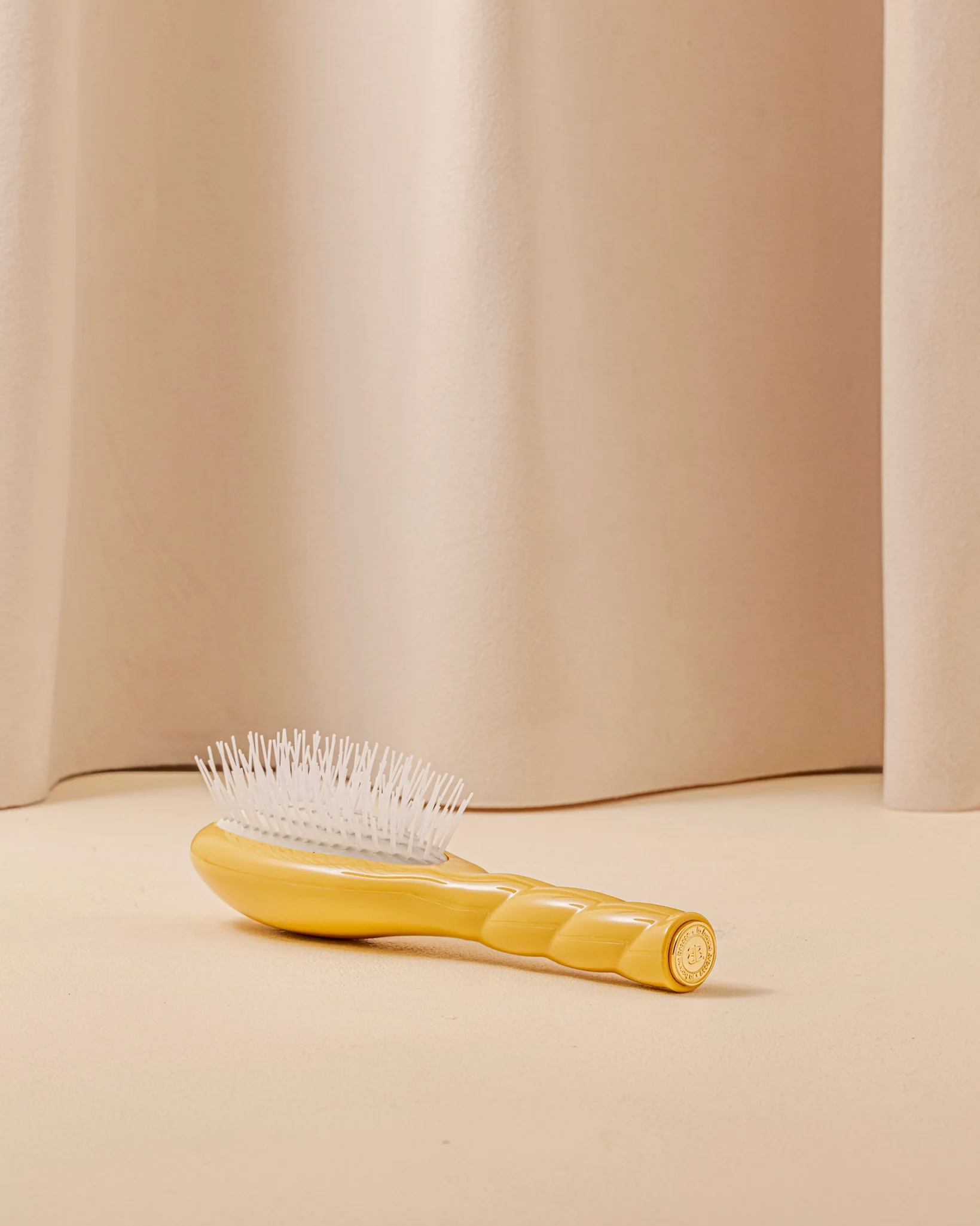 N.07 La Petite Brosse Démêlante & Stimulante l'Intense Jaune Safran - Image 5