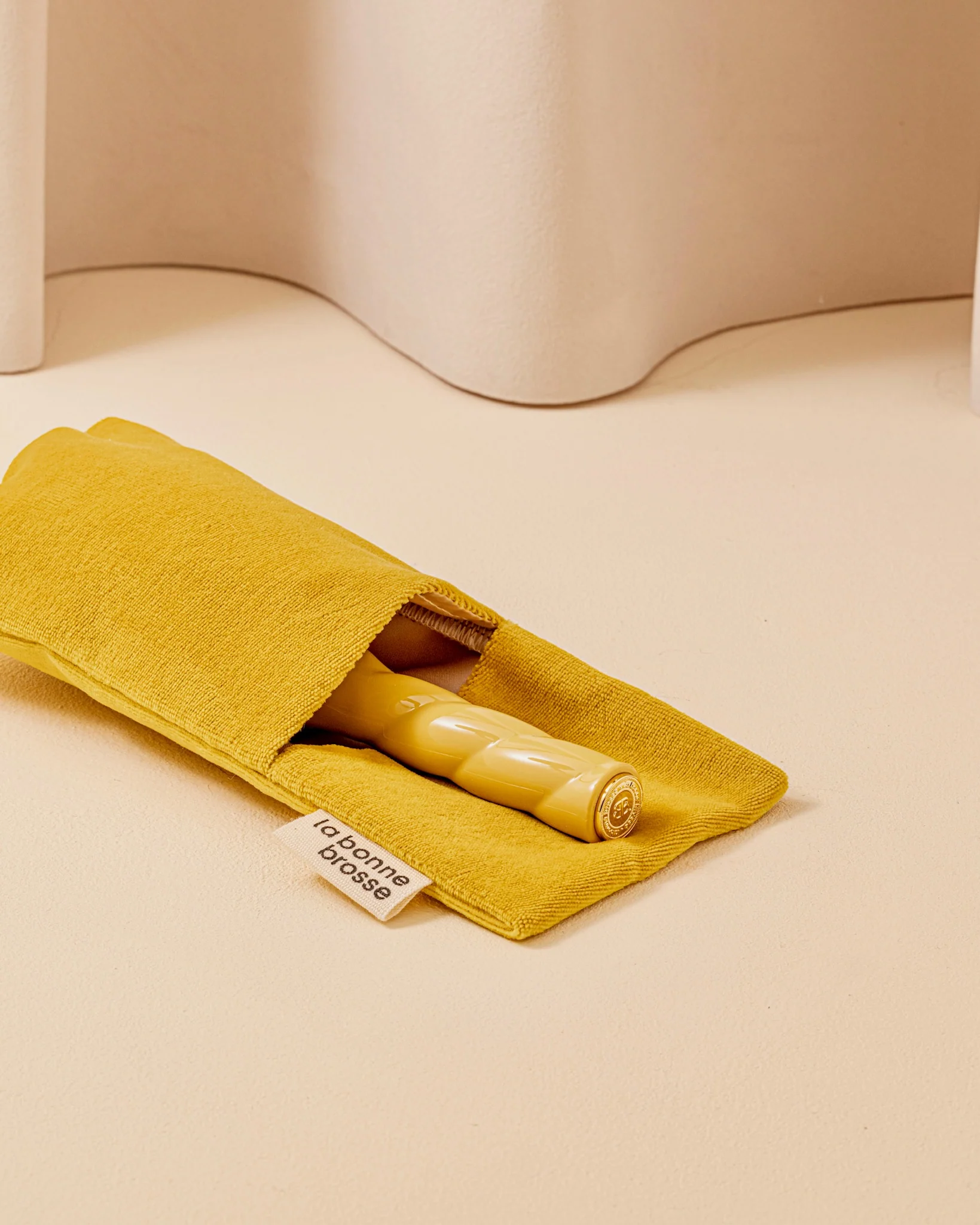 N.07 La Petite Brosse Démêlante & Stimulante l'Intense Jaune Safran - Image 6