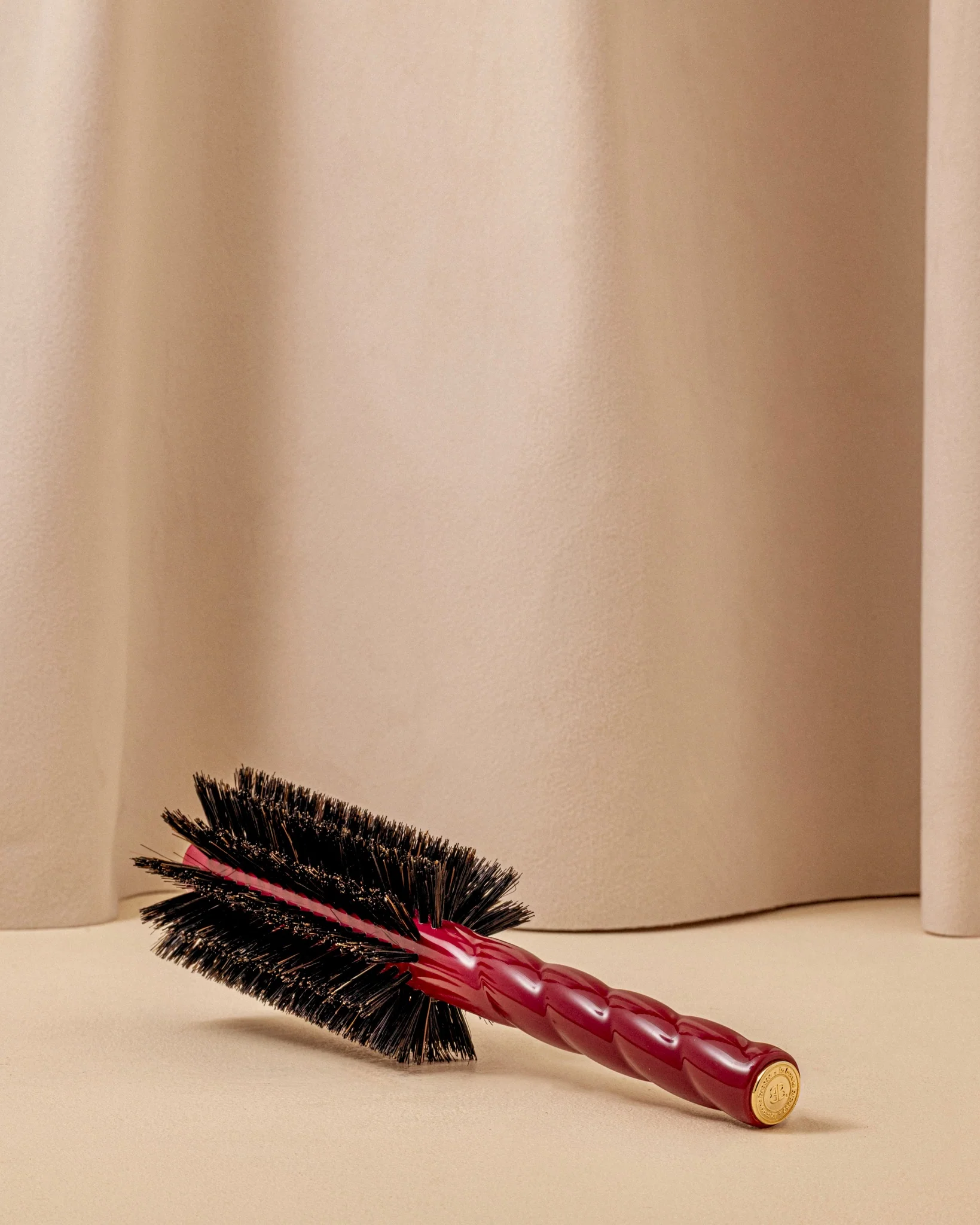 N.08 La Brosse Ronde Brushing Longueur & Mouvement Rouge Cerise - Image 3