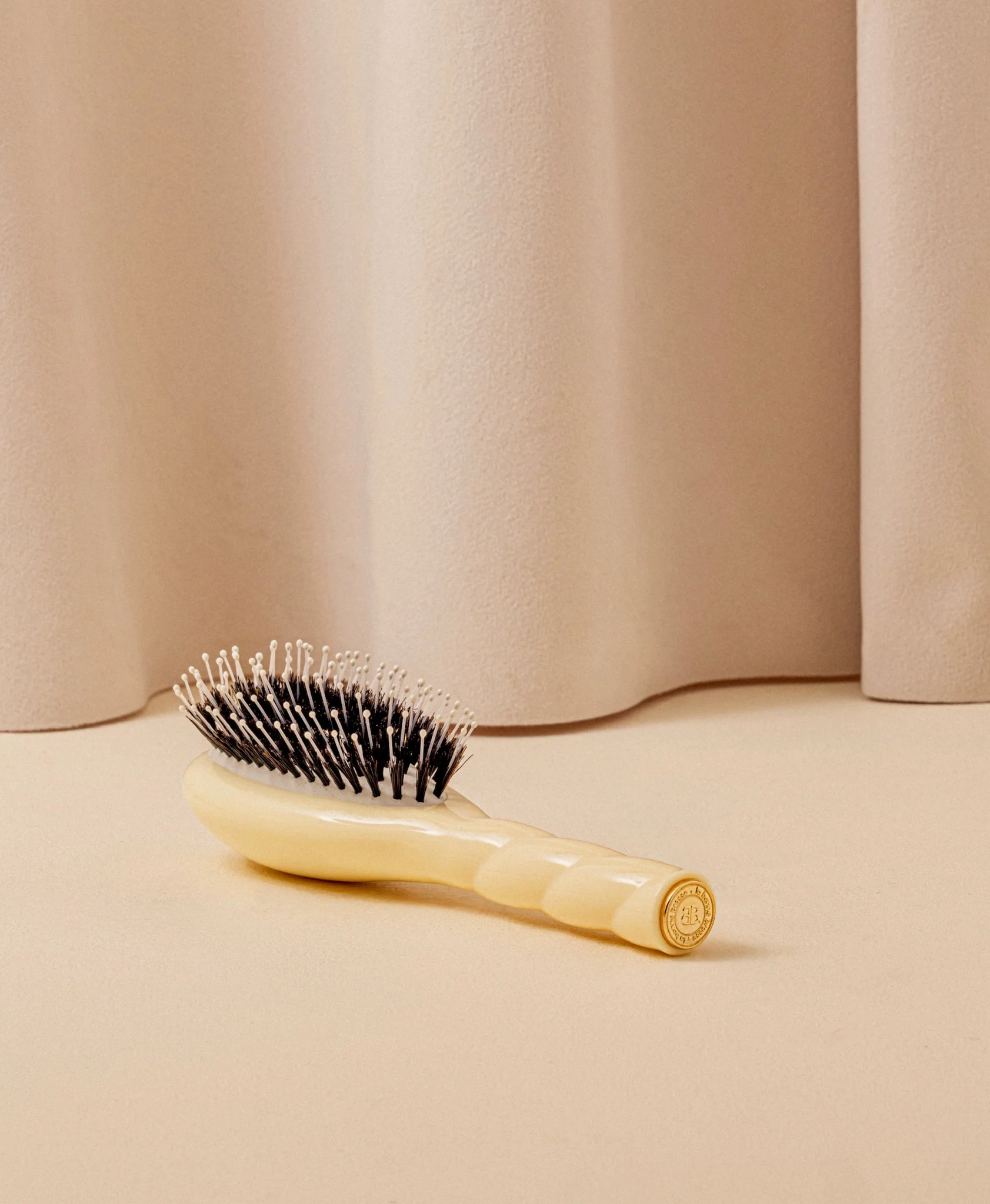 N.03 La Petite Brosse Cuir Chevelu Sensible l'Indispensable Douceur Ivoire Cair - Image 5